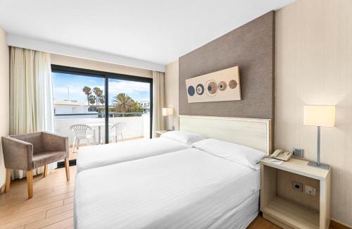 Costa Teguise Hotel | Beautiful THB Lanzarote Beach with Ocean Views & Pool