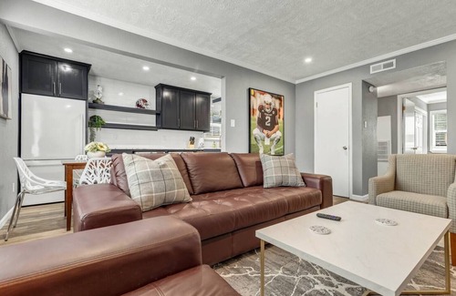 Northgate Apartment | Ideal 2 Bedroom Retreat Near A&M with King Beds