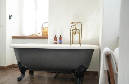 Galaxidi Villa | Relaxing Getaway at The 1813 Painter's Villa by Neuvel