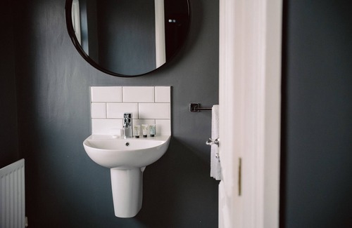 Belfast City Centre Hotel | Discover The 1852: Self Check-in with Family-Friendly Amenities