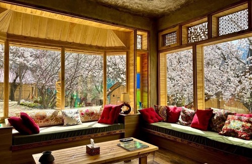 Hunza Hotel | Family-Friendly Escape at The 2 Magpies Hotel