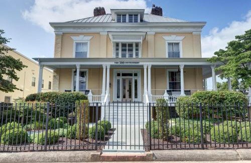 North Downtown House | The 200 South St - King Rm 1