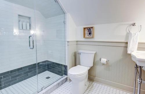 North Downtown House | The 200 South St - King Rm 11