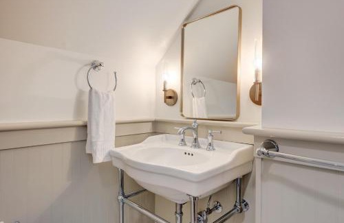 North Downtown House | The 200 South St - King Rm 11