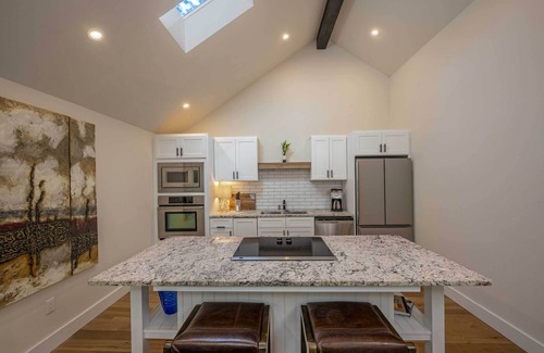 Garden District House | Stylish 208 Guesthouse: Top Amenities & Perfect Location