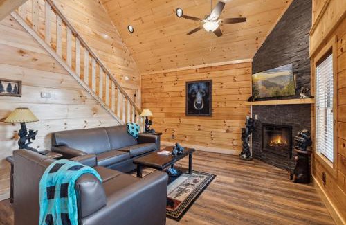 Pigeon Forge House | Newly Built 3 Bedroom Cabin Near the Parkway with Hot Tub