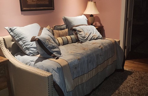 Niles House | The 3R Bed N Breakfast SCHOOL HOUSE SUITES