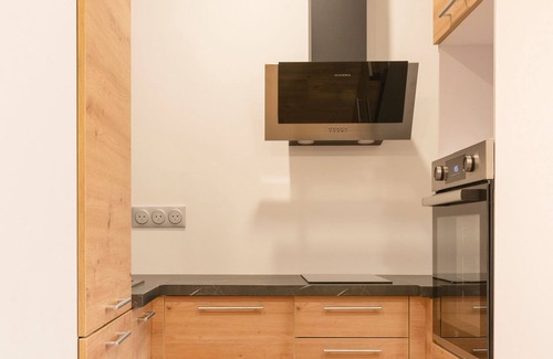 Jarny Apartment | Explore the Emerald Green Apartment with Spa & Breakfast