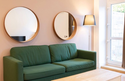 Jarny Apartment | Explore the Emerald Green Apartment with Spa & Breakfast