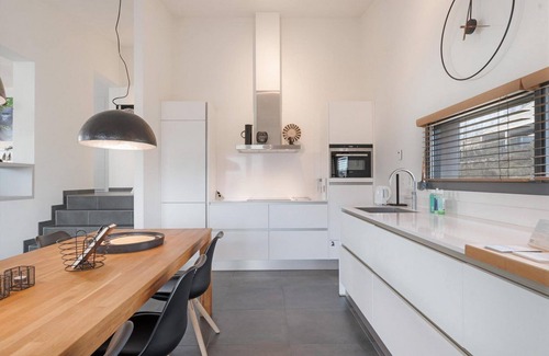 Ouddorp House | Super VIP Villa: Comfort, Ocean Views & Pet-Friendly Stay