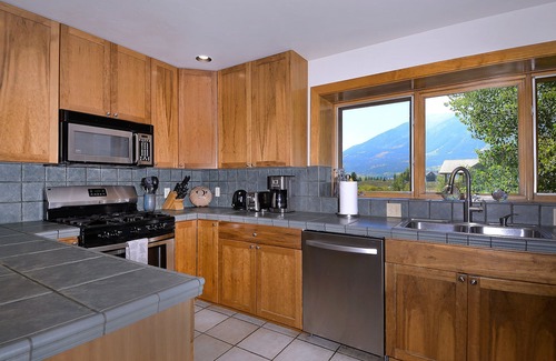 Crested Butte House | Experience the 8th Green: Dog-Friendly & Family Ready!