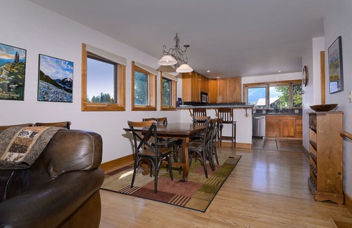 Crested Butte House | Experience the 8th Green: Dog-Friendly & Family Ready!