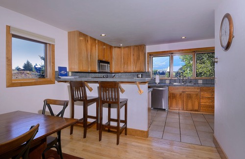 Crested Butte House | Experience the 8th Green: Dog-Friendly & Family Ready!