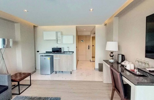 Ramkhamhaeng Hotel | Stay Comfortable at The 9 Residence Hotel with Breakfast