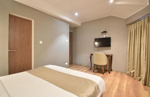 Santacruz Hotel | Convenient Stays at The Aarya Business Hotel with Dining