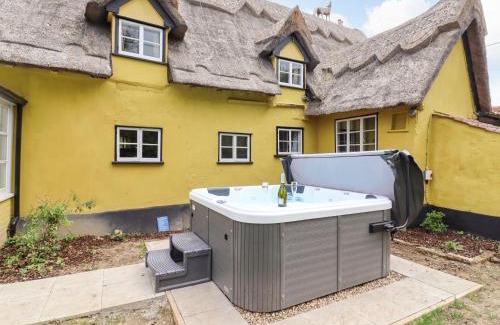 Bury St Edmunds House | Experience Comfort at The Abbey Cottage: Pet & Child Friendly