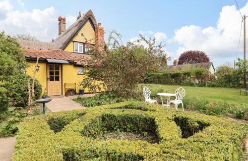 Bury St Edmunds House | Experience Comfort at The Abbey Cottage: Pet & Child Friendly