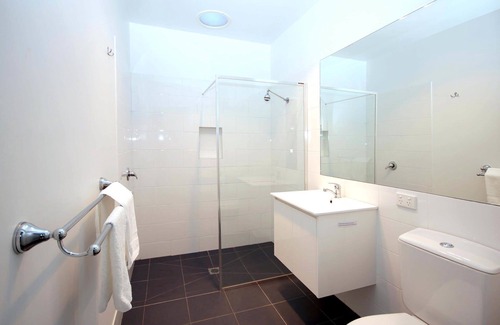 Raymond Island Hotel | Cozy Retreat at The Abbey Raymond Island with Kitchen Access
