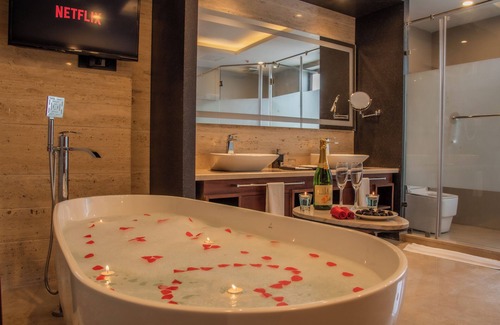 Leh Hotel | Explore Relaxation at The Abduz Leh with Pool & Spa