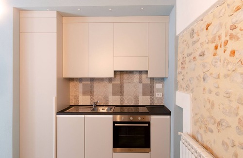 Centro Storico Apartment | Cozy Retreat at The Abode of Philip with Kitchen Amenities