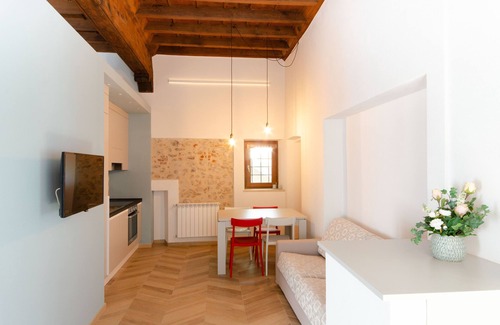 Centro Storico Apartment | Cozy Retreat at The Abode of Philip with Kitchen Amenities