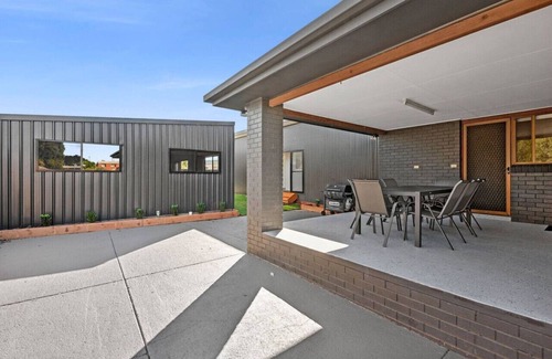 St Leonards House | Idyllic Beach Retreat for 11 with Oceanfront Amenities