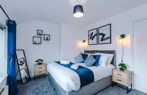 Wigan Apartment | The Acacia Lodge - Bright & Modern 3BR Home by Parydise Properties - Ideal for Business & Leisure