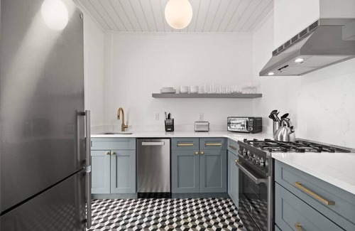 Hyde Park Apartment | Guest Rated 10/10: The Adaline #2 in Vibrant Hyde Park