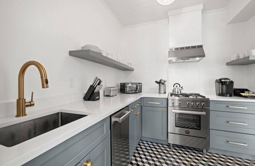 Hyde Park Apartment | Guest Rated 10/10: The Adaline #2 in Vibrant Hyde Park