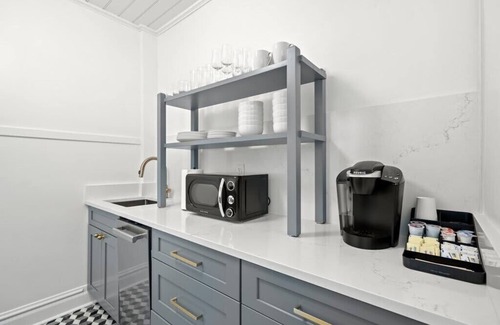 Hyde Park Apartment | Pet-Friendly Adaline #3: Steps to Bayshore & Ocean Views