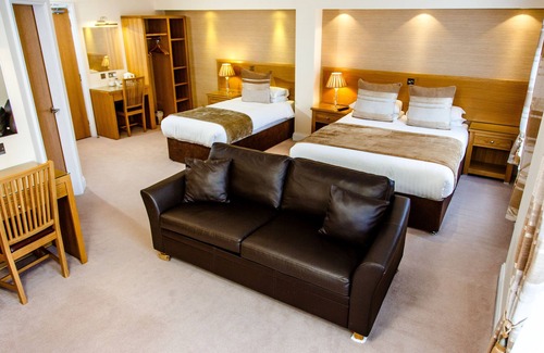Crossford Hotel | Discover Comfort at The Adamson Hotel with Family-Friendly Amenities