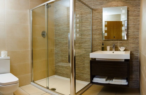Crossford Hotel | Discover Comfort at The Adamson Hotel with Family-Friendly Amenities