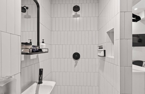 Pacific Heights Apartment | Modern Queen Studio at The Addison by Kasa in San Francisco