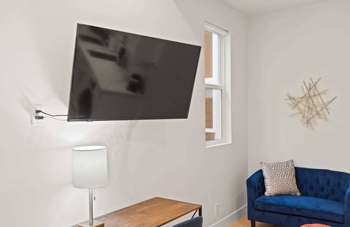 Pacific Heights Apartment | Modern Queen Studio at The Addison by Kasa in San Francisco