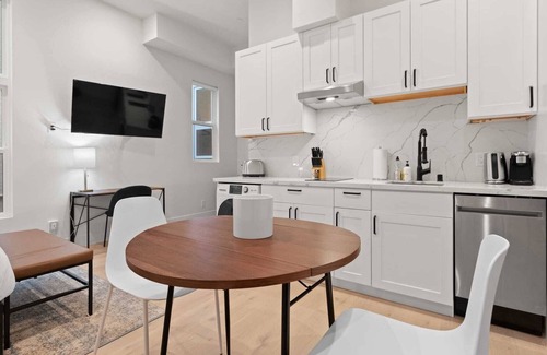 Pacific Heights Apartment | Modern Queen Studio at The Addison by Kasa in San Francisco