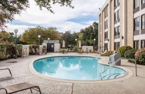 Addison Hotel | Pet-Friendly Getaway at The Addison Hotel SureStay Collection