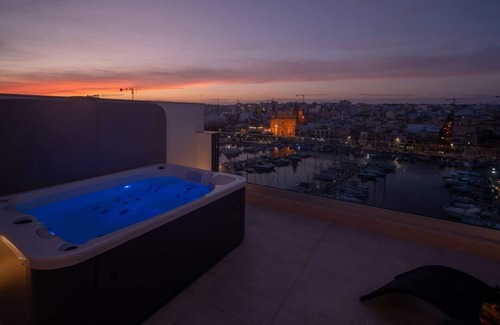 Pieta Apartment | The Address Seafront Penthouse with Hot Tub