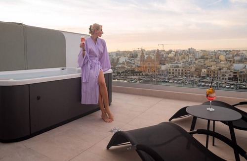 Pieta Apartment | The Address Seafront Penthouse with Hot Tub