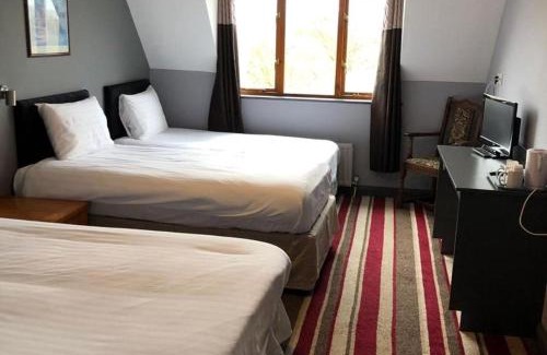 Meppershall Hotel | Comfortable Stay at The Airman Hotel with Hot Tub Access