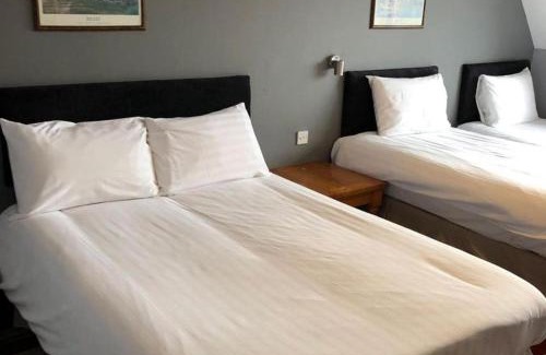 Meppershall Hotel | Comfortable Stay at The Airman Hotel with Hot Tub Access