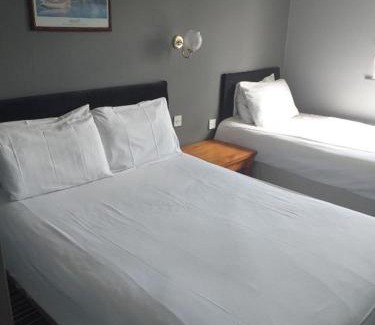 Meppershall Hotel | Comfortable Stay at The Airman Hotel with Hot Tub Access
