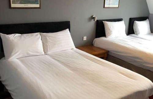 Meppershall Hotel | Comfortable Stay at The Airman Hotel with Hot Tub Access