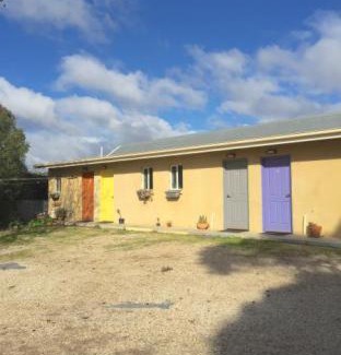 Castlemaine Hotel | Discover The Albion Motel Castlemaine with Hot Tub & Breakfast