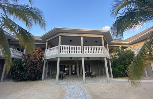 West End Apartment | Experience The Alexander Suites - Ocean View Queen Suite