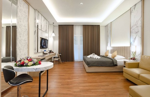 Klojen Hotel | Discover The Aliante Hotel: Family-Friendly Stay with Pool