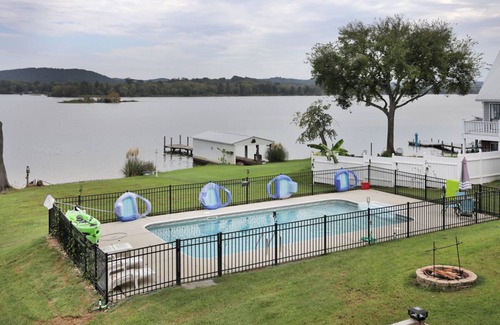 Chickamauga Lake House | Discover The All Seasons Resort with Pool & Hot Tub Oasis
