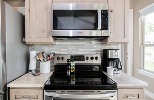Spring Branch House | Premier All-Suite Century Oak House: Steps to Nature Trails
