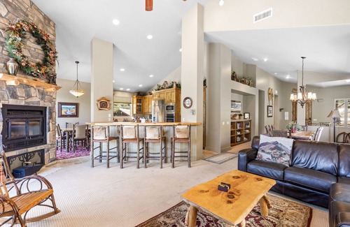 June Lake House | Alpine Chalet: Spacious Retreat with Pool & Breakfast