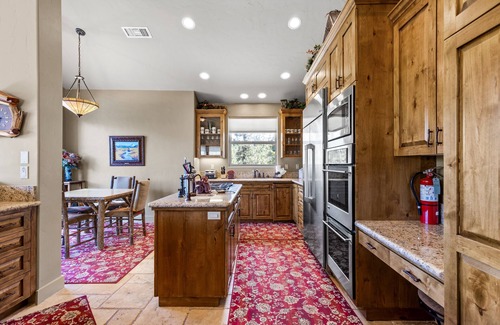 June Lake House | Alpine Chalet: Spacious Retreat with Pool & Breakfast