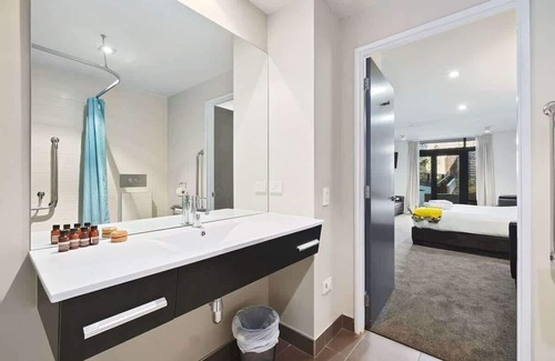 Queenstown Apartment | Top-Rated 1BR Retreat in The Alps | Walk to CBD & Netflix